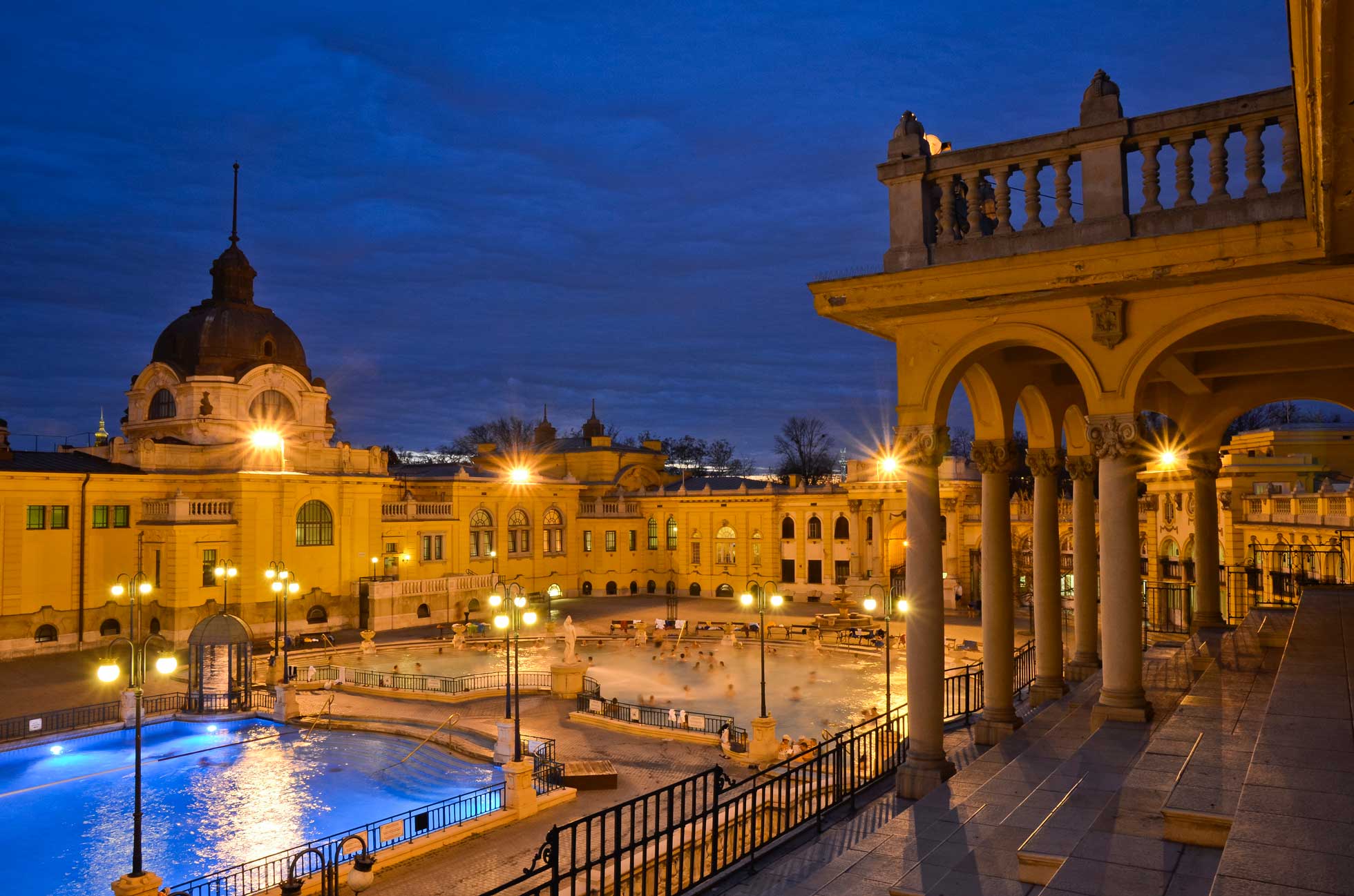 Termalbad i Budapest by night