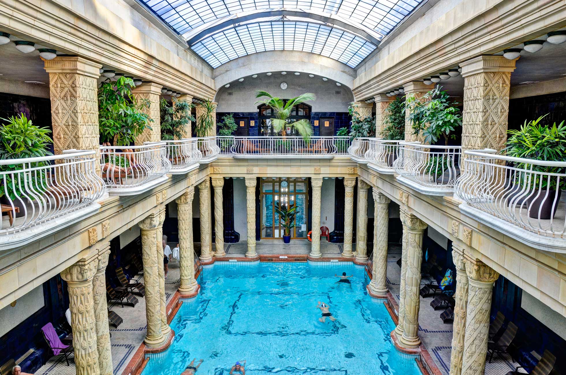 Gör ett avbrott i konferensen i Budapest med ett termalbad på kända Gellertbadet