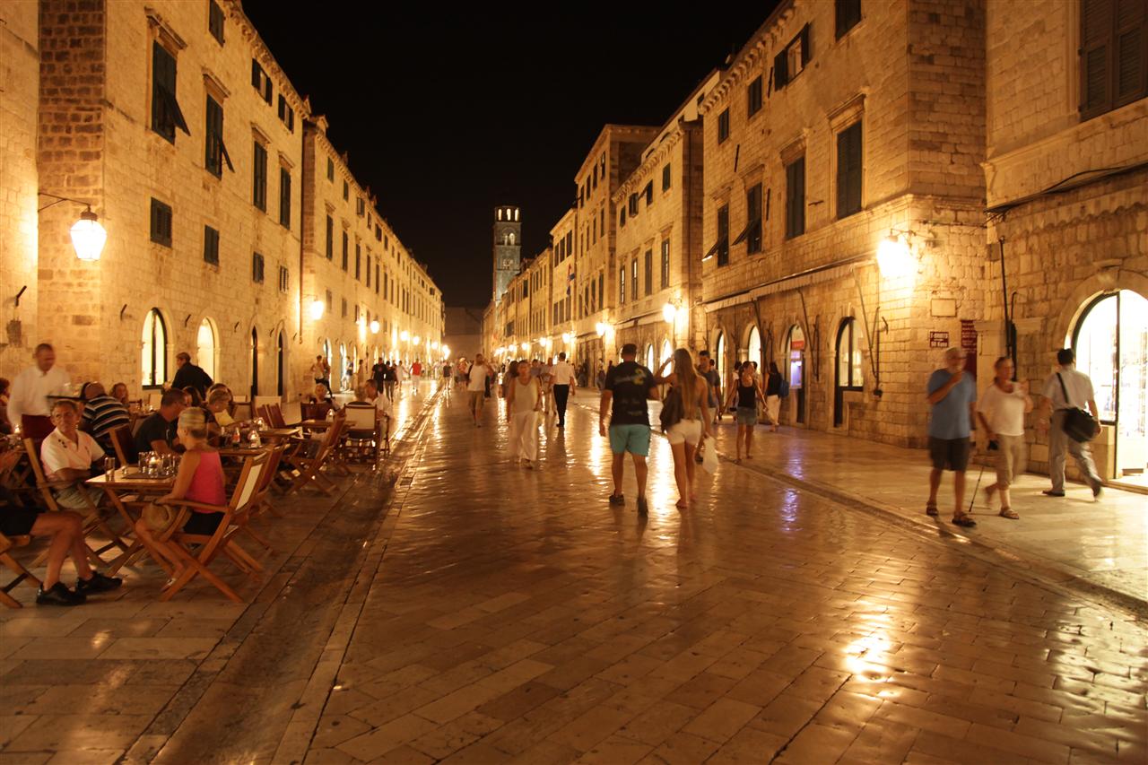 Stradun, gågatan i gamla stan Dubrovnik, Kroatien