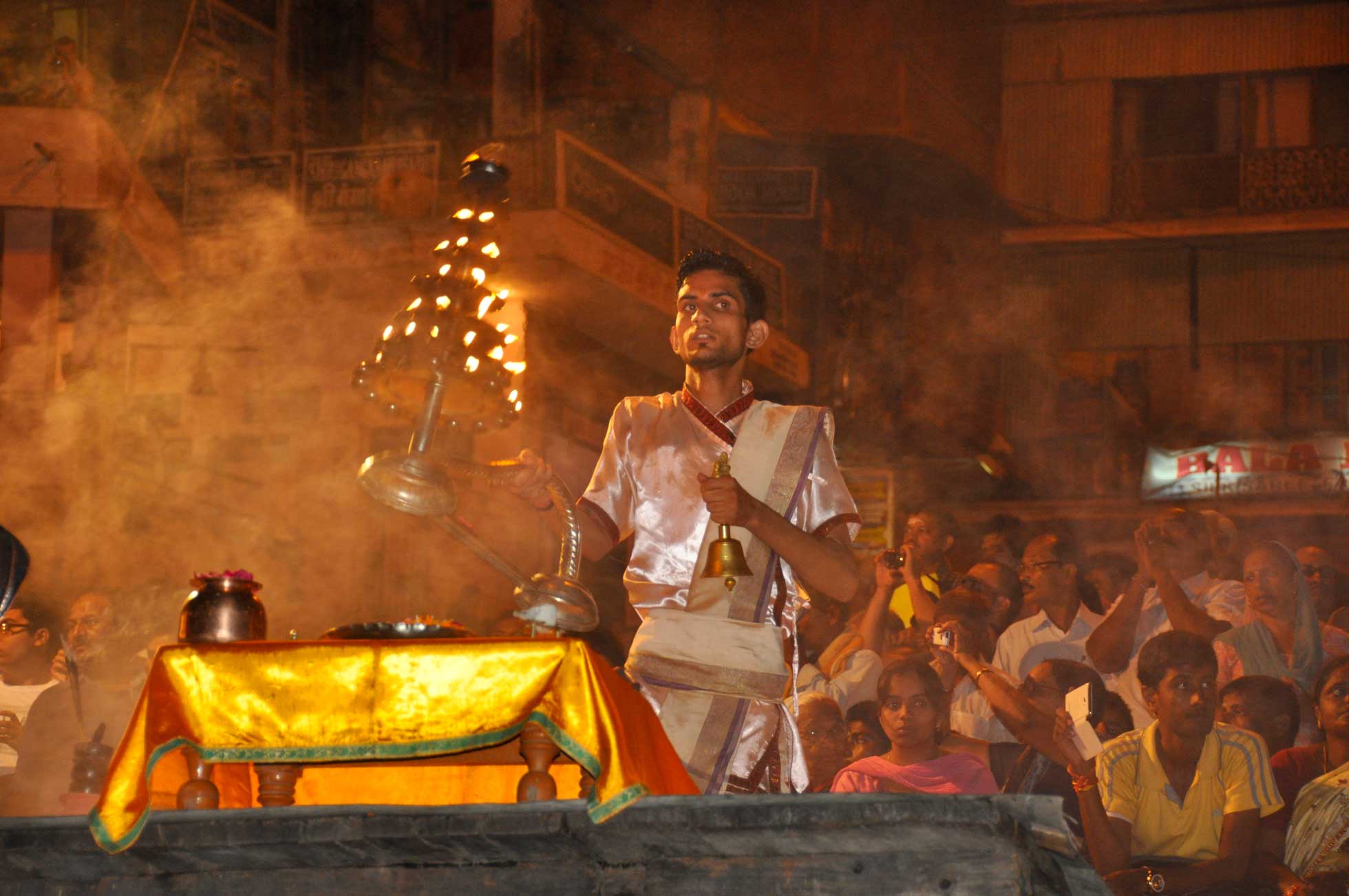 Religiösa ritualer vid Ganges, Varanasi, under rundresa Indien i anslutning till konferensen