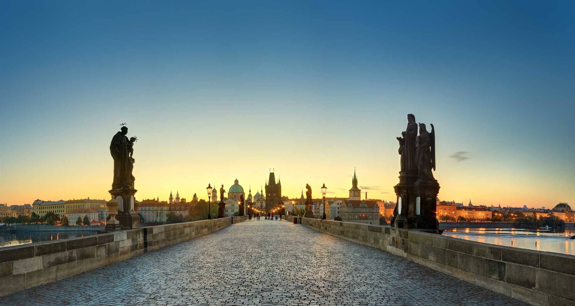 Konferensresa till Prag med den fantastiska Karlsbron i skymningen