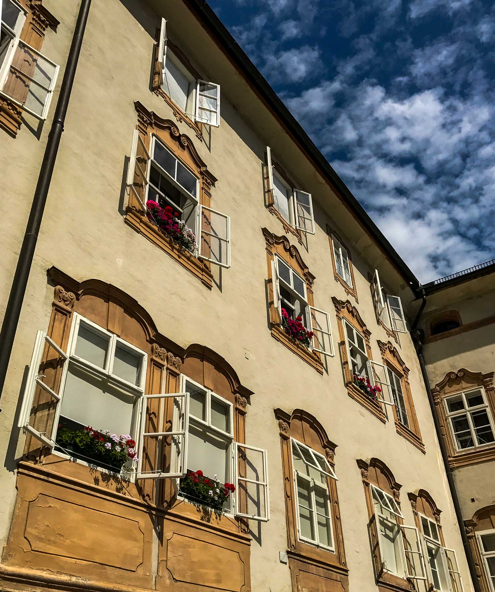 Vackra fasader under stadsvandring i Salzburg