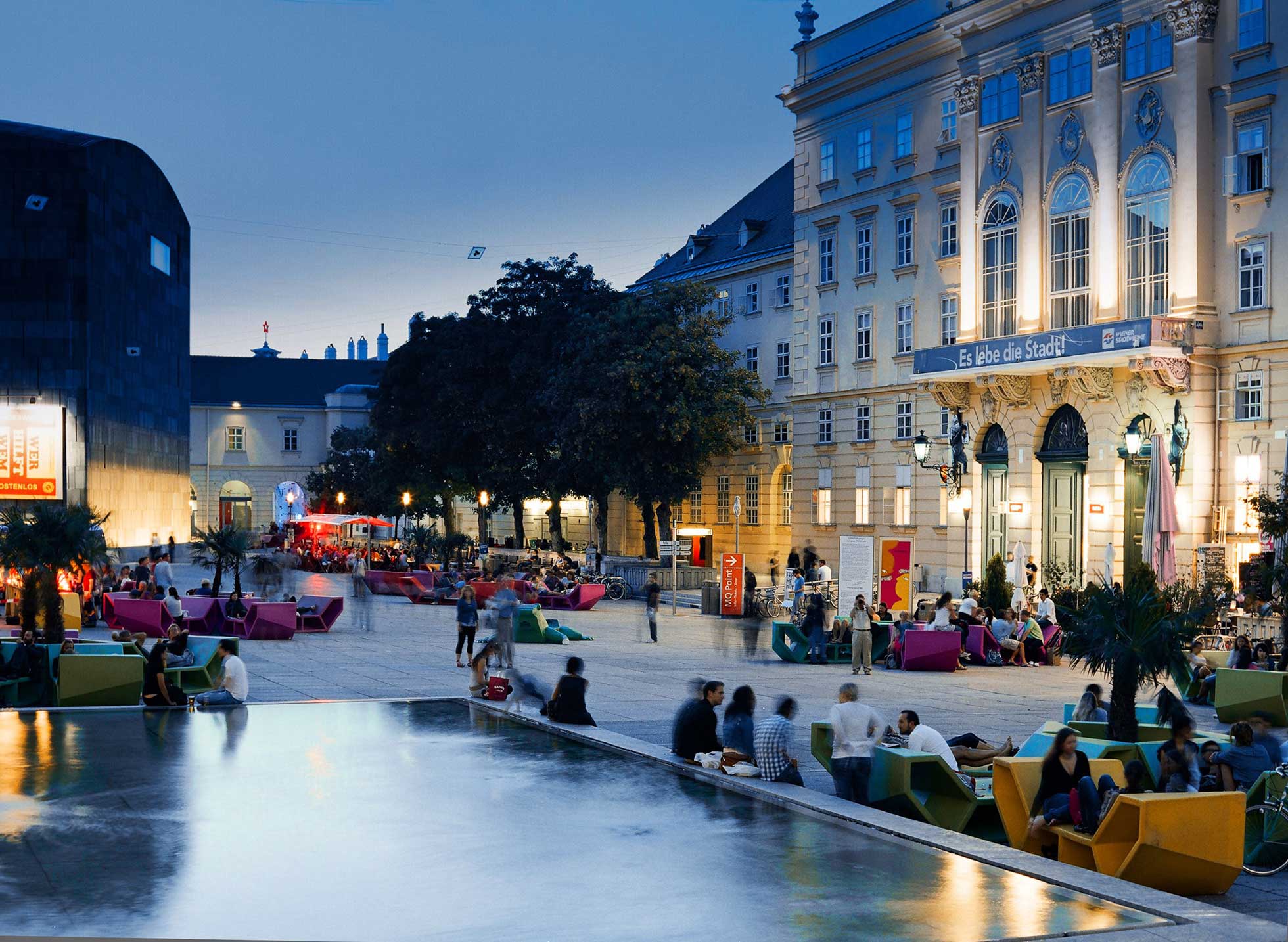 Kvällsmöten i museikvarteren i Wien Österrike