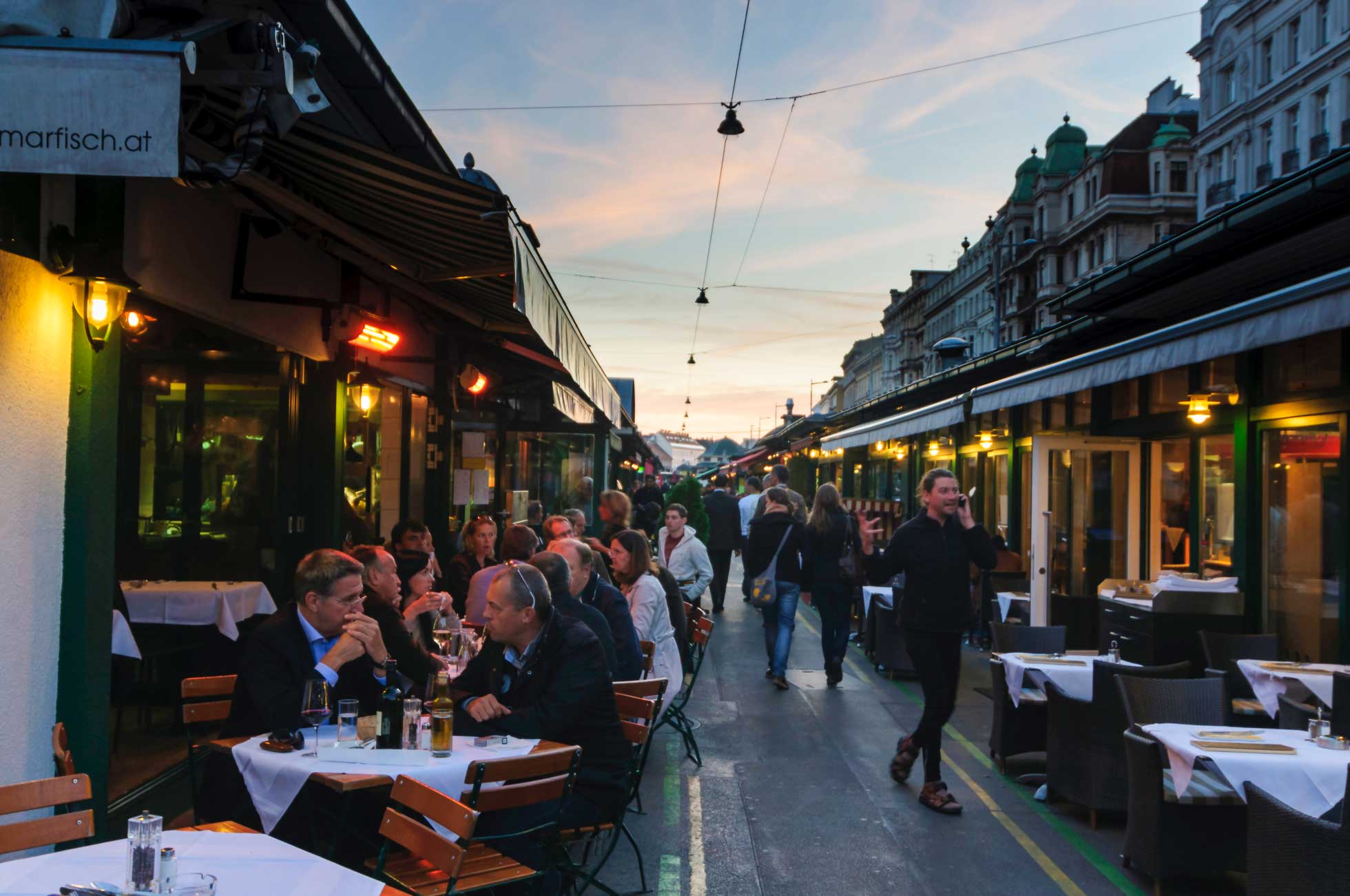 Kvällsliv med uterestauranger under konferensresan till Wien Österrike