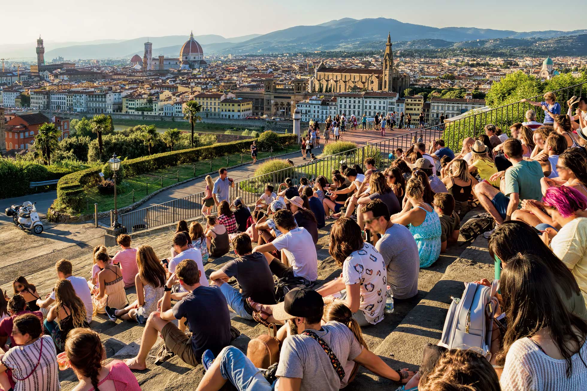 Grupp njuter av solen på Piazzale Michelangelo Florens