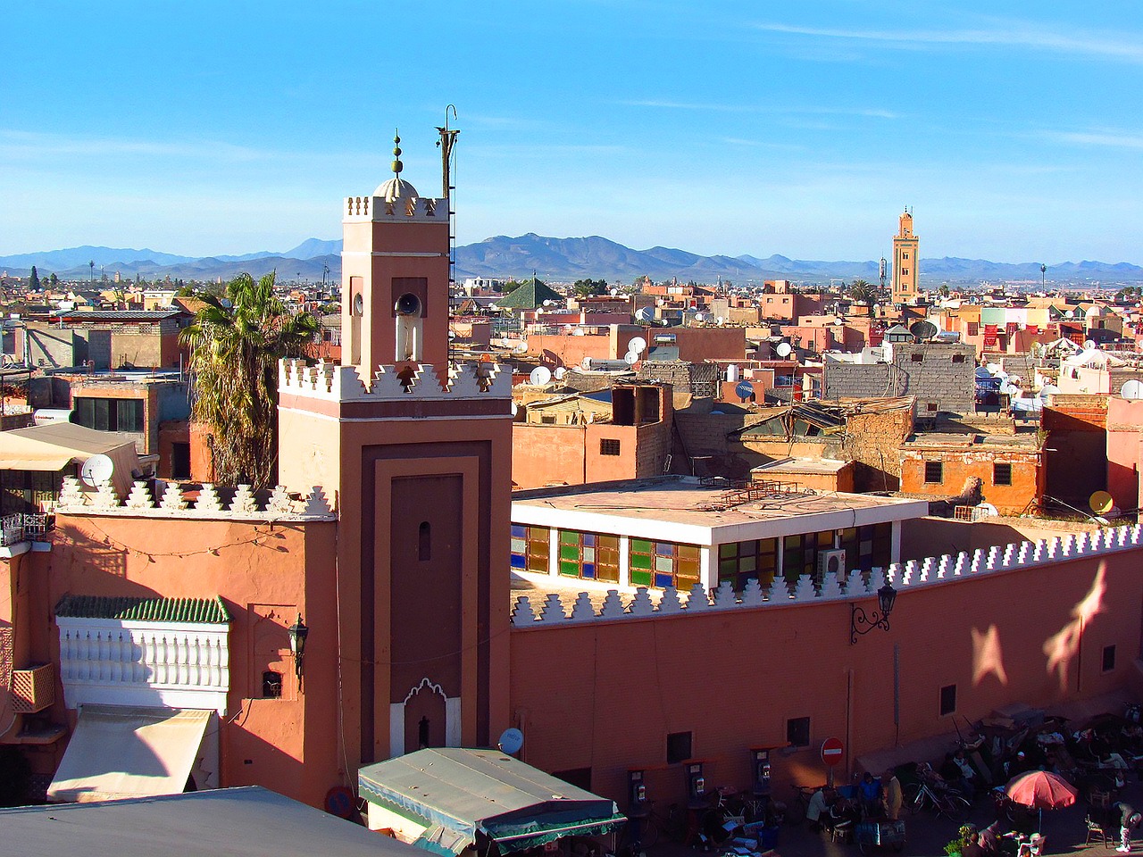 Stadsvandring i Marrakech stadskärna med Atlasbergen i bakgrunden